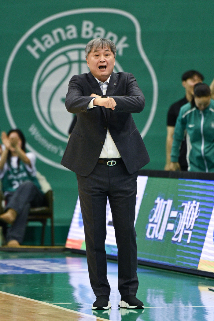 [현장인터뷰] 이상범 하나은행 감독, "언제부터 서서 농구를 했냐"며 분노