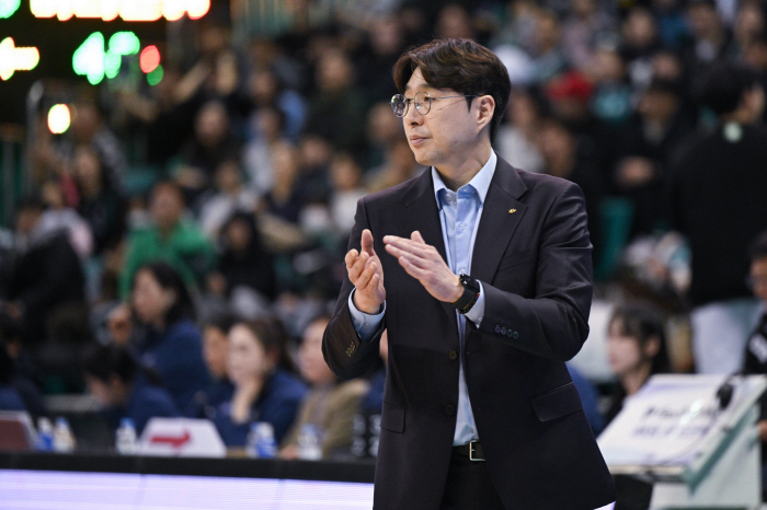 [현장인터뷰] 김완수 KB스타즈 감독, "올 시즌 최고의 팀 농구를 보여줬다"