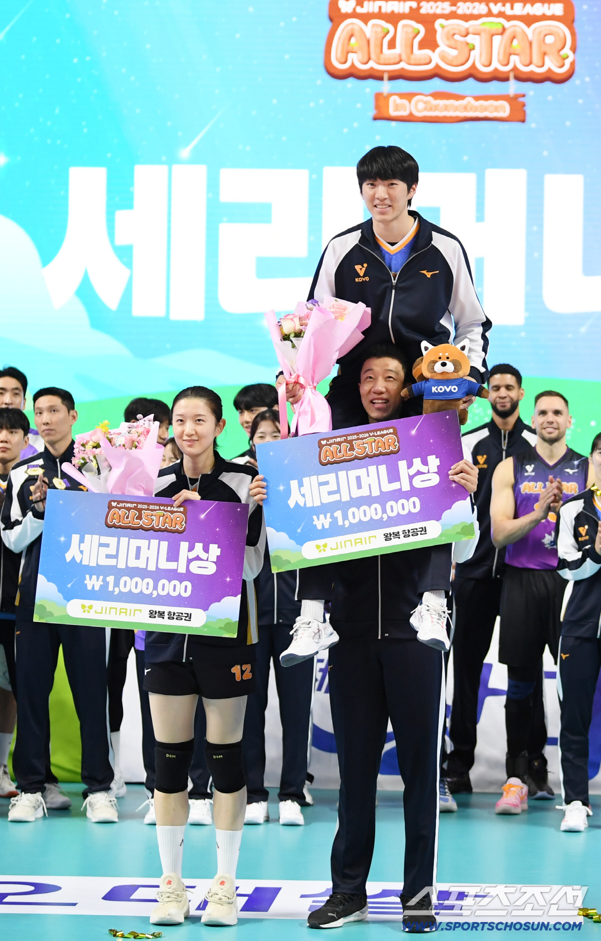 이게 6연속 올스타 최다득표 스타의 한방이다..."후배 김진영 밀어주고 …