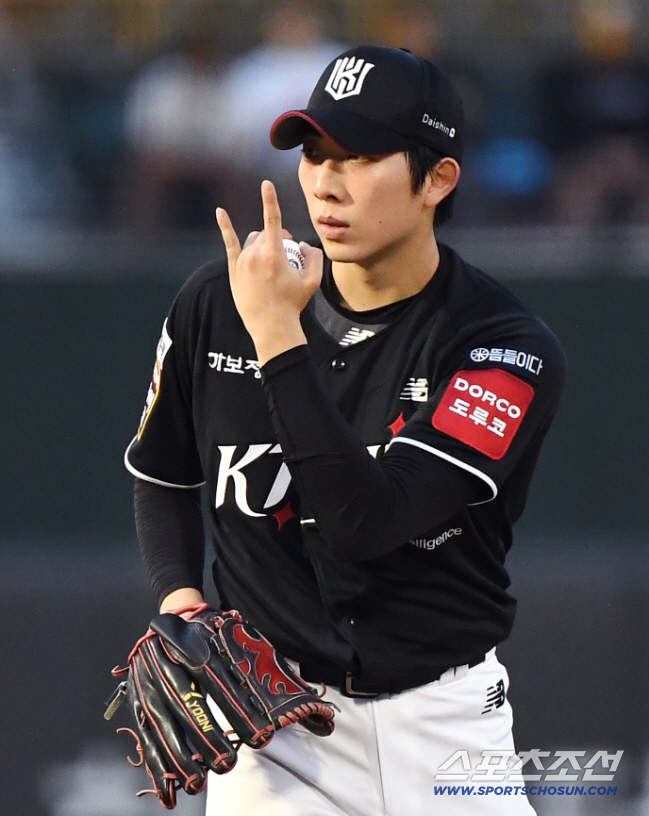 '제2의 김광현' 그림자 떨쳐냈다! 11승 토종 선발도 안심못할 무한경쟁…