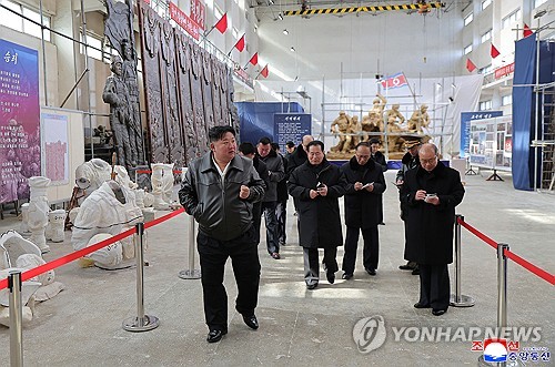 파병기념관 꼼꼼히 챙기는 김정은, 조각상 제작현장 현지지도