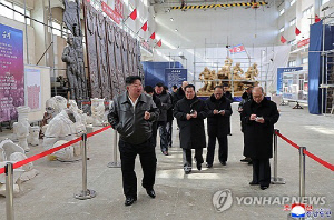 파병기념관 꼼꼼히 챙기는 김정은, 조각상 제작현장 현지지도