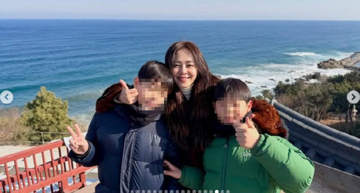 '이혼 3년 만에 열애' 강성연, 가족 사진 촬영자는 누구…네티즌 "남친…