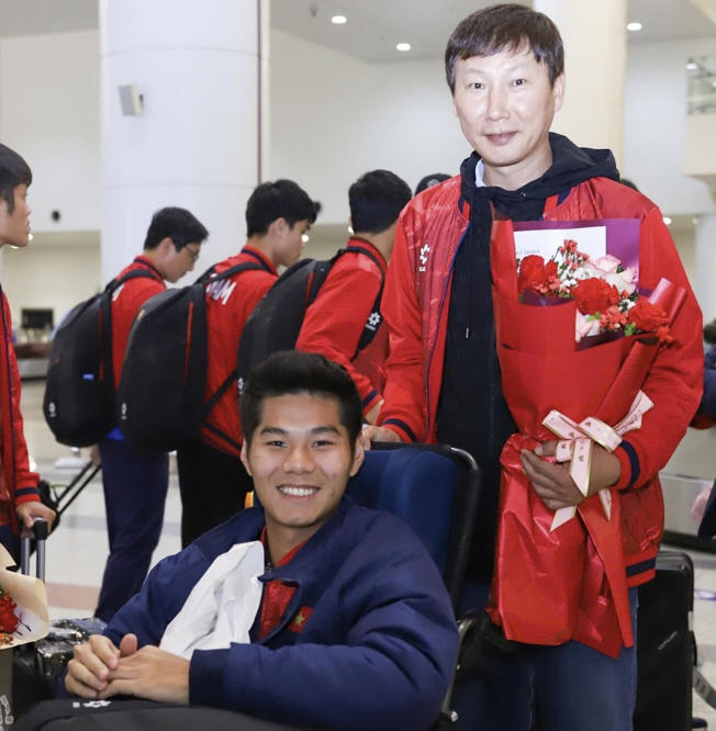 "김상식 감독 진짜 감동이다"...역사상 처음 韓 꺾고 베트남 금의환향,…