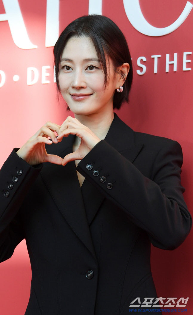 이현이 "엄마 좀 일하고 올게, 미안해"...시상식 현장 눈물 쏟아진 이유