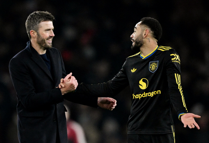 '맨유 레전드의 자이언트 킬링' 2위 맨시티→1위 아스널 다 잡은 초신박 '캐릭'매직..."선수간 연결고리 살아나고 있어...이제 시작일뿐"