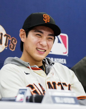 같은 서류 준비→4시간 구금? 오타니라도 이랬을까…꼬리 무는 이정후 미스터리