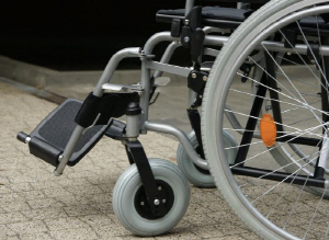 숨진 아내 휠체어 태운 채 비행기 탑승 시도 '충격'