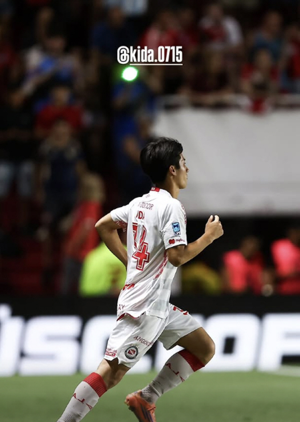 '놀랍고 부럽다' 日 유망주의 용단, 리오넬 메시 동경해 유럽 대신 아르…