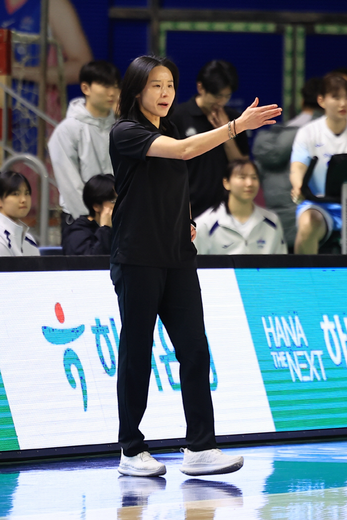 [현장인터뷰] 최윤아 신한은행 감독, "내가 마지막에 결정을 잘 못 내려줬다"