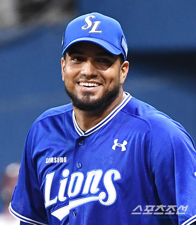 '삼성 KS 영웅 → 눈물의 퇴출' 다시 마운드에 선다 "오늘 계약 완료…