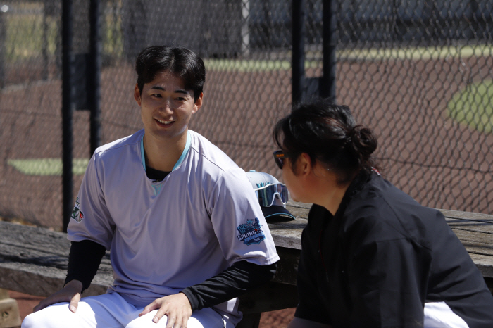 "가볍게 던지라 했는데" 불꽃 튄다! 새 얼굴 첫선 → 기합소리 대폭발…'투수 장인'의 달라진 눈빛 [질롱포커스]