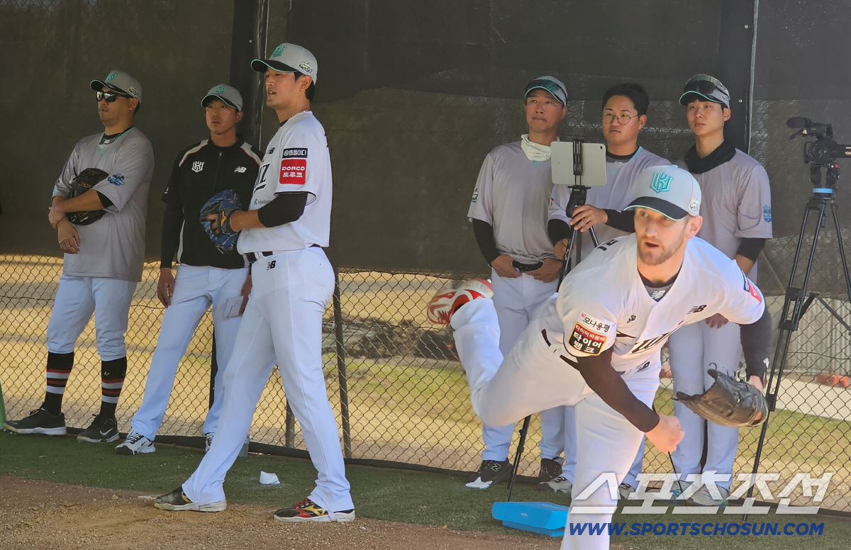 "가볍게 던지라 했는데" 불꽃 튄다! 새 얼굴 첫선 → 기합소리 대폭발……