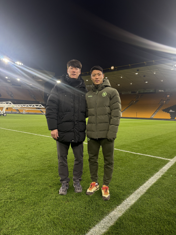 "PSG 압박 장난 아니더라"'더 예리해질 준비' 다시 일어선 '샤프' 김은중 감독, 조용히 '유럽행'...PSG-맨시티-바이에른 경기 관전