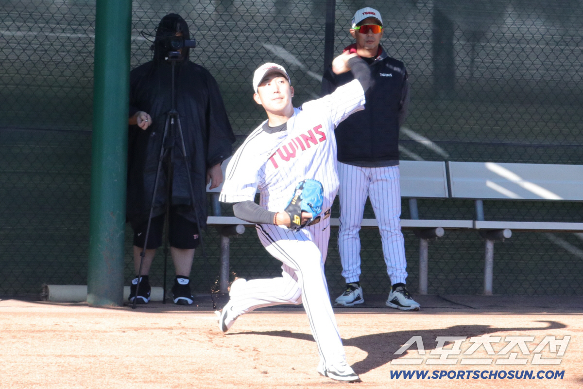 '사이판 효과봤네.' 70% 첫 피칭에 140km... 염갈량이 찍은 개…