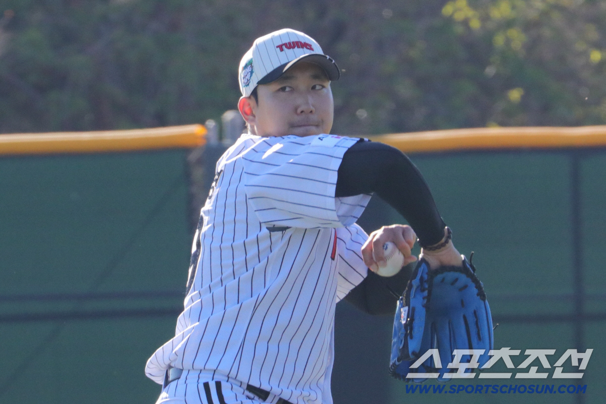 '사이판 효과봤네.' 70% 첫 피칭에 140km... 염갈량이 찍은 개…