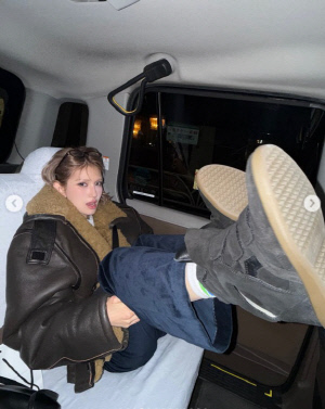 전소미, 택시 안 '무개념' 발올리기…힙함에 취해 '공중도덕' 내팽개쳤나