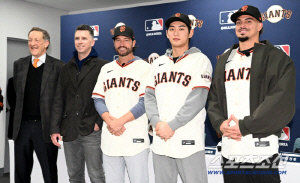 CEO, 사장, 단장, 감독 다 한국까지 와 띄워주더니 포지션은 바꿔버리네...메이저는 냉정한 곳이구나