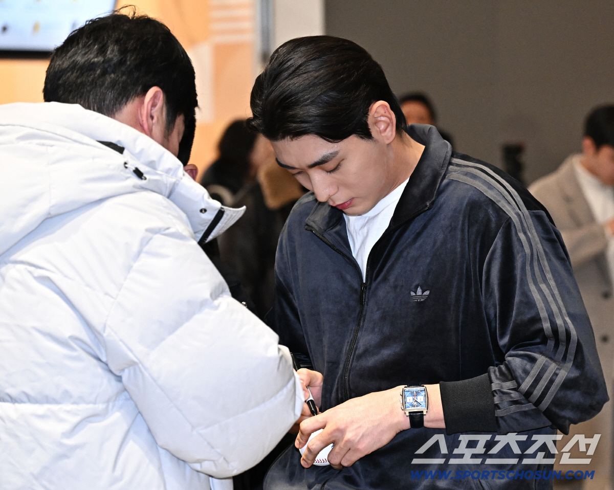 대충격! 이정후 중견수 되는줄 알고 1600억 썼을텐데.. 사실상 실패 …