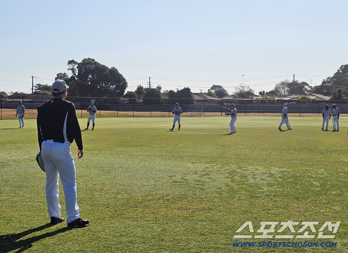 "현수, 1루 글러브 준비해!" 캠프 이틀만 → 38세+50억 베테랑에게…