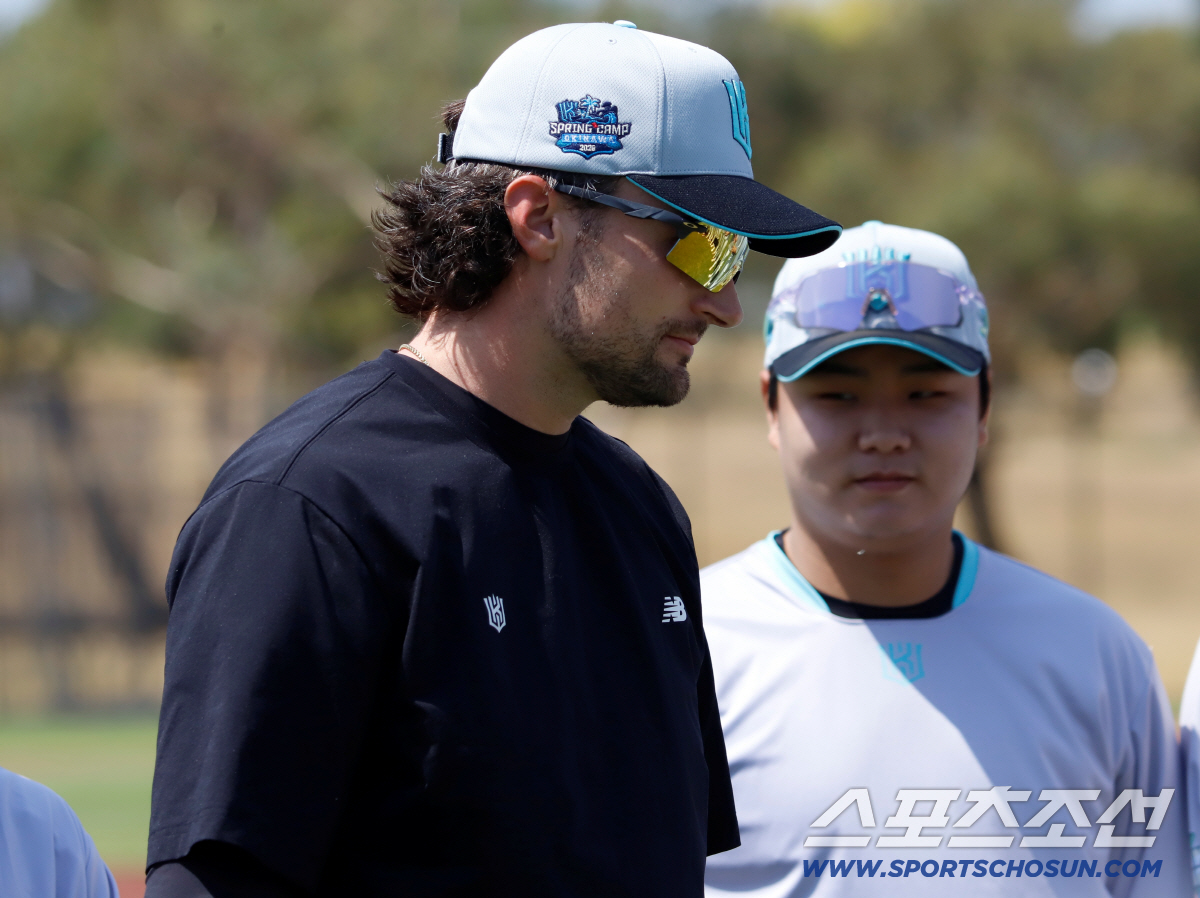 "현수, 1루 글러브 준비해!" 캠프 이틀만 → 38세+50억 베테랑에게…