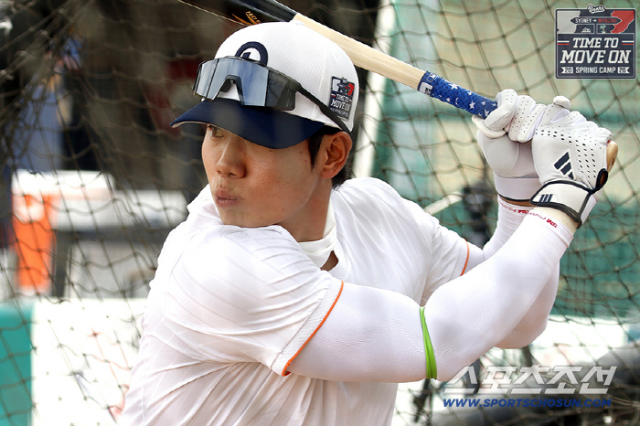 누가 선수 팔을 저렇게 묶어놨어...두산 시드니 캠프에 도대체 무슨 일이?