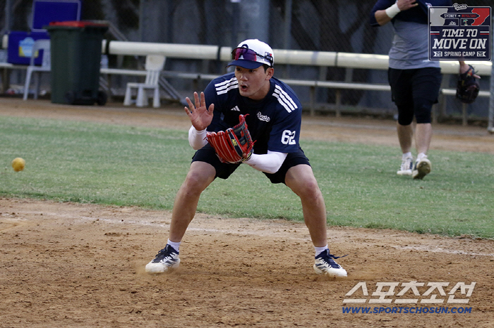 누가 선수 팔을 저렇게 묶어놨어...두산 시드니 캠프에 도대체 무슨 일이…