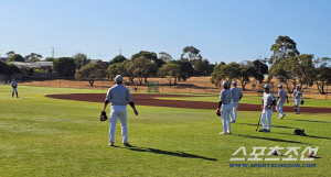 스파르타! 낮 최고 39도 불볕더위, '뛰어야산다'…불타는 질롱 효과 → 강해지는 젊은피 [질롱스케치]