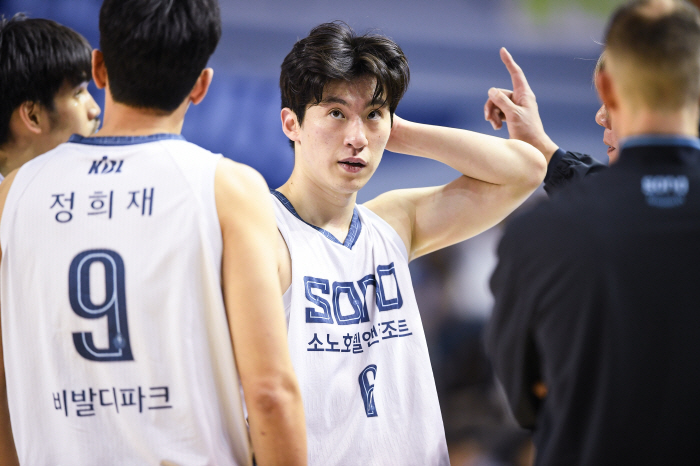 [현장리뷰]'3점 대폭발' 소노, '7위 경쟁' 현대모비스 박살냈다...99-54 대승