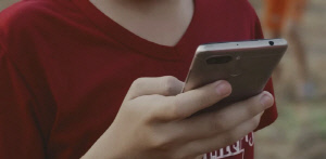 '덜 움직이고 더 보는 시대'…청소년 건강 위험 주의보