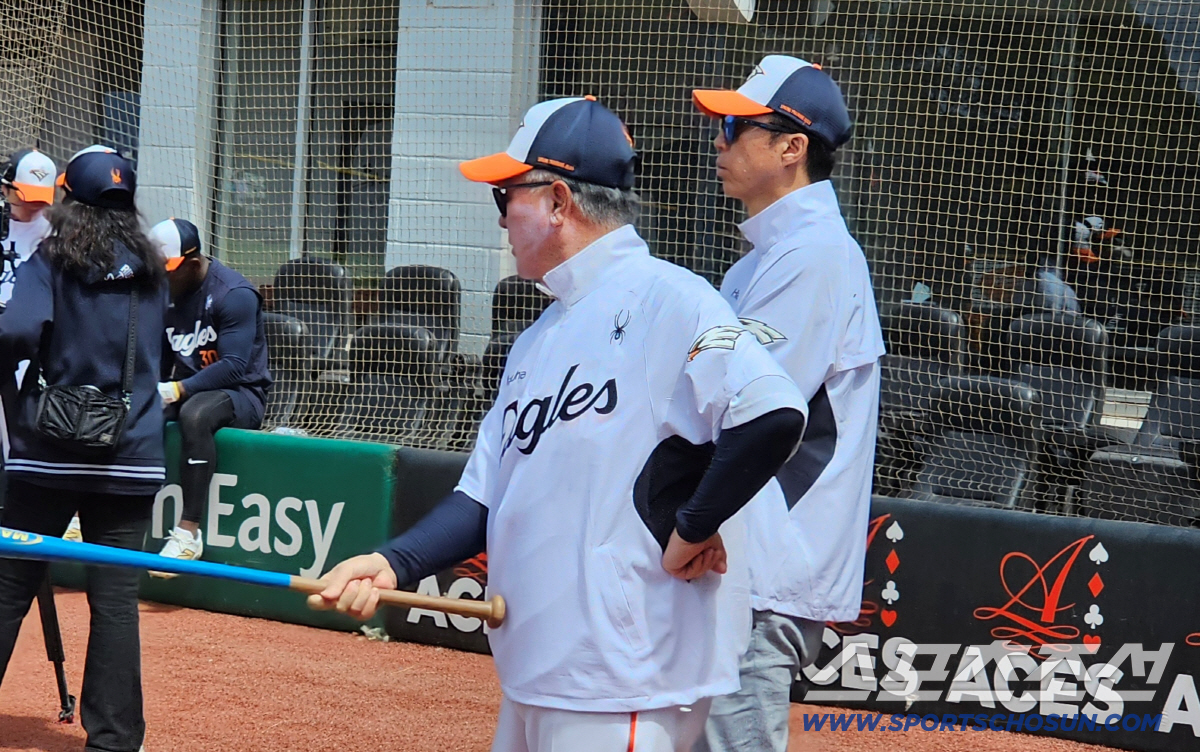 "강백호? 포수는 안돼!" 100억 거포보다 팀이 최우선…68세 노장의 …