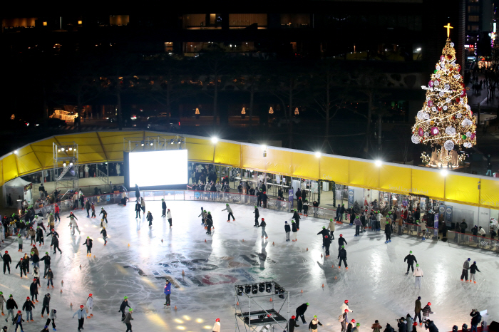 '겨울, 빙판 위 질주가 시작된다' 서울시체육회, 서울광장 쇼트트랙 시범행사 개최