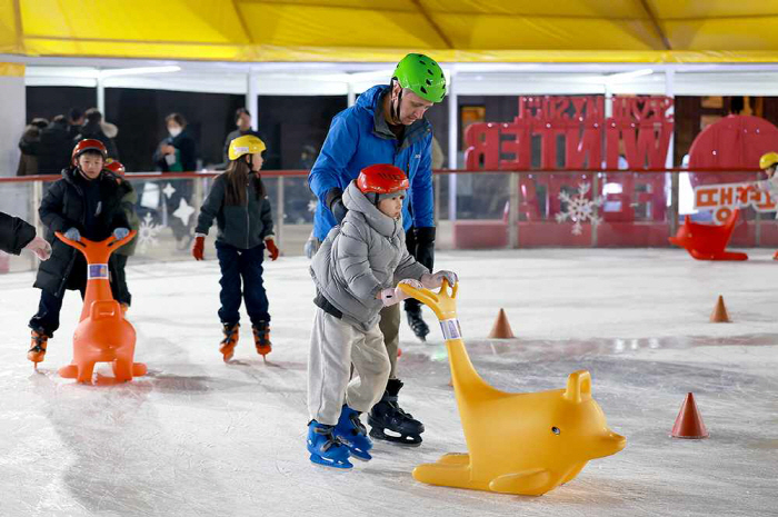 '겨울, 빙판 위 질주가 시작된다' 서울시체육회, 서울광장 쇼트트랙 시범…