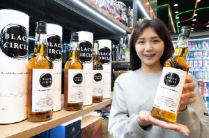 신동엽 콜라보 '오픈런 위스키' 앙코르…세븐일레븐, 지난해 신상품 매출 1위 '블랙서클 위스키' 30일 재출시