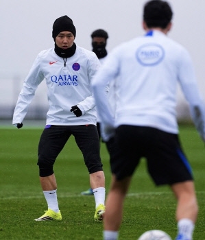 '韓 축구, 미칠 시간이다' 팀 훈련 합류 포착! 'PSG 판매불가 자산' 이강인, 뉴캐슬전 8경기 만에 출전 임박..