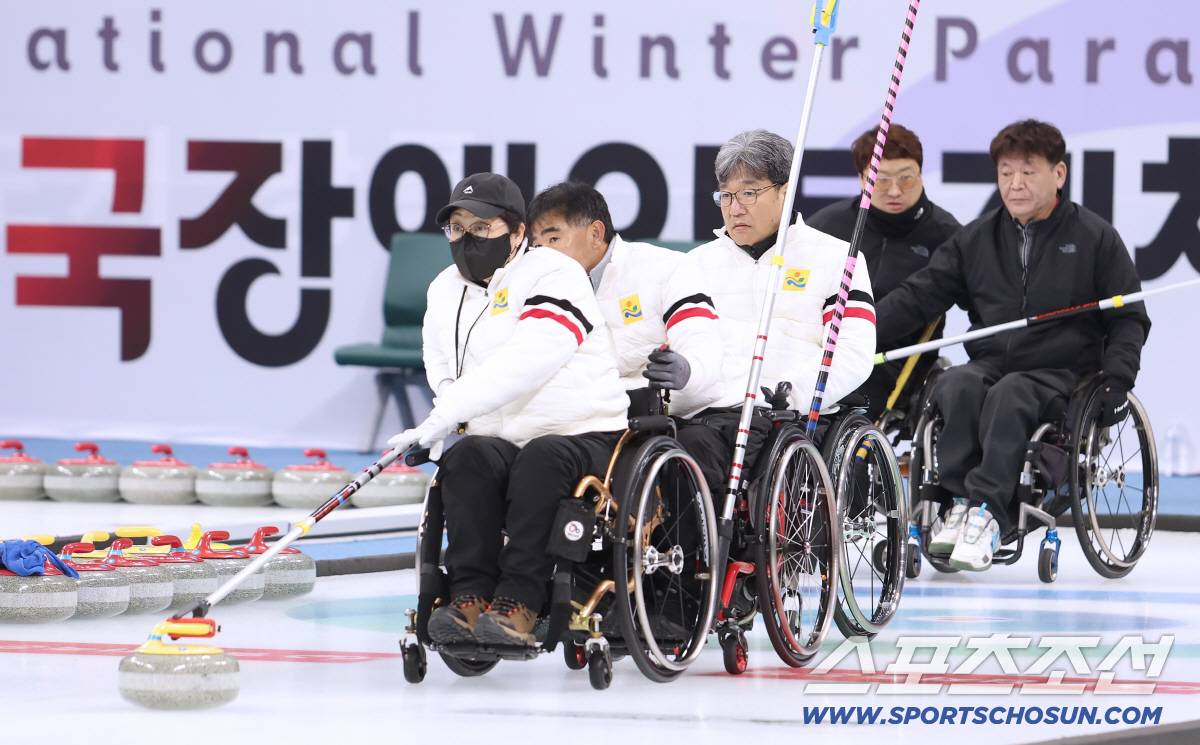 "4년 연속 4관왕 위업 도전!" '스마일 철녀' 金윤지 벌써 2관왕! …