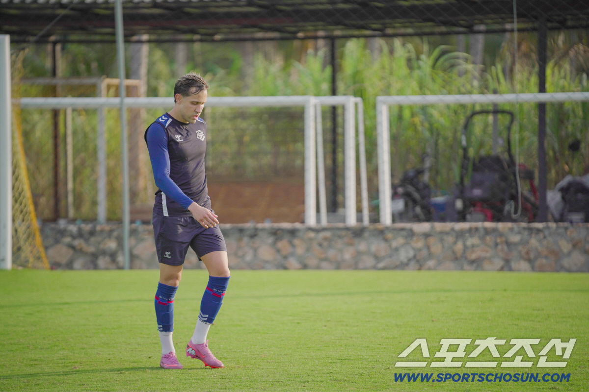 "이 엠블럼 가치,지키겠다" 수원FC 승격전도사,'브라질 초특급 공미' …