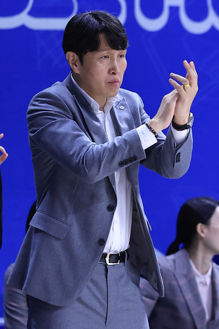 [현장인터뷰] 위성우 우리은행 감독, "리드를 지켜낼 힘이 부족했다"