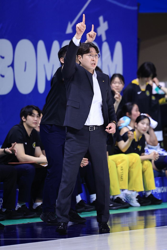 [현장인터뷰] 김완수 KB스타즈 감독, "결국 3점포 막는데는 실패했다"고 웃은 이유