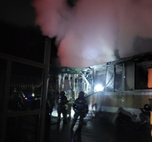 단독주택 화재에 아내 먼저 대피시킨 80대, 집 안에서 숨져