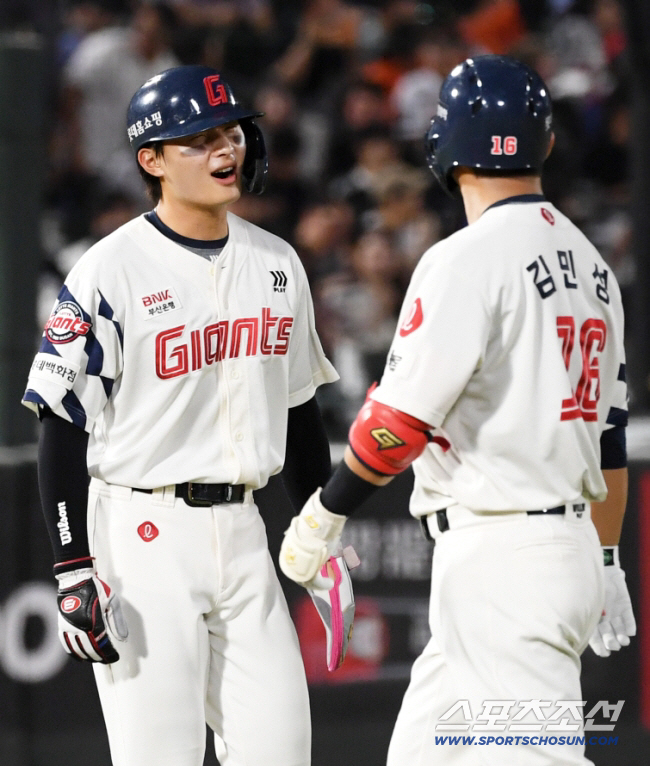 '박건우 선배님 연락처 구합니다' → 통산타율 우타 1위의 위엄. 윤나고황손의 '윤'이 "친해지고 싶습니다" 희망한 이유