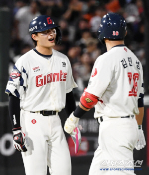 '박건우 선배님 연락처 구합니다' → 통산타율 우타 1위의 위엄. 윤나고황손의 '윤'이 