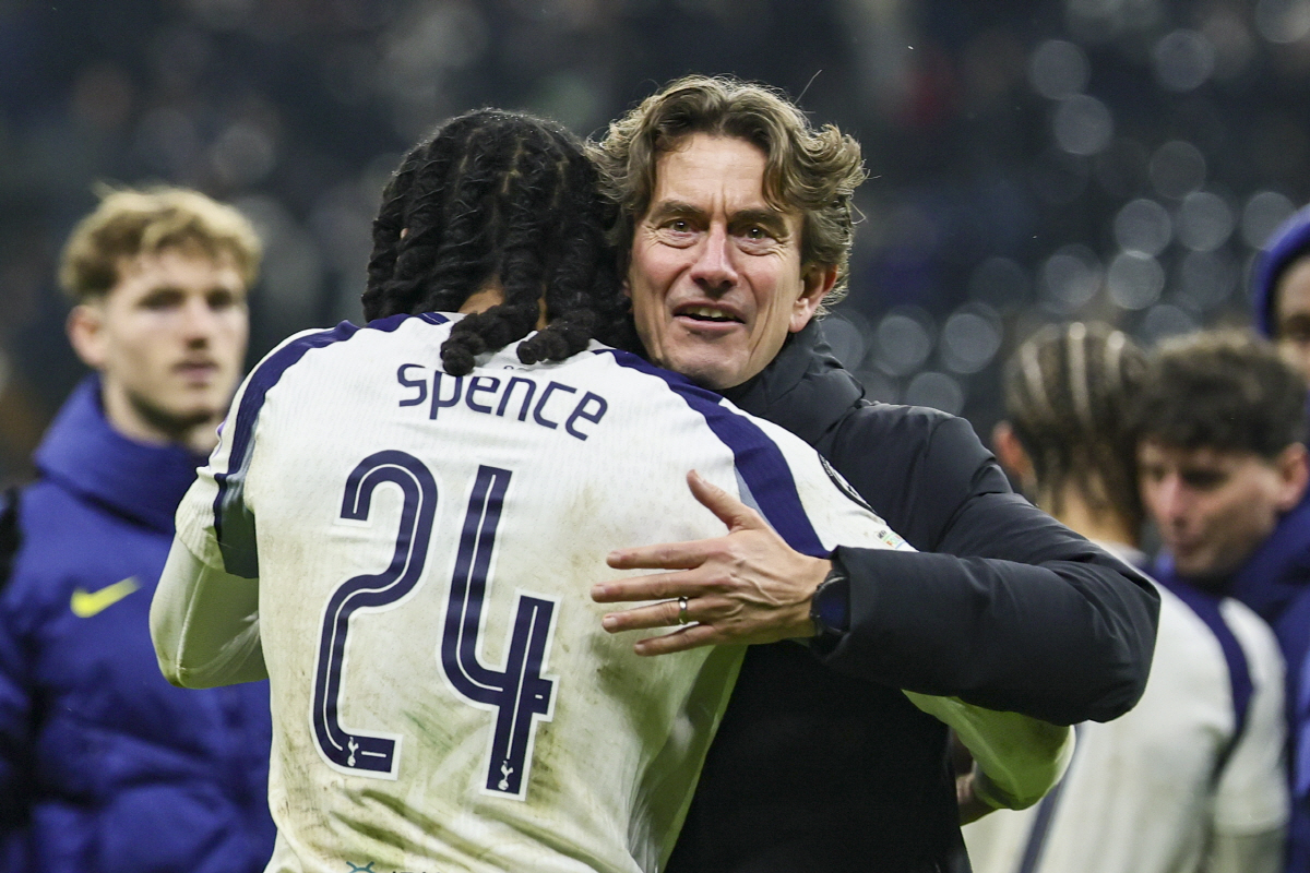 [오피셜]'충격, 기적이다' 무리뉴의 벤피카 GK 극장 헤더골 24위로 …