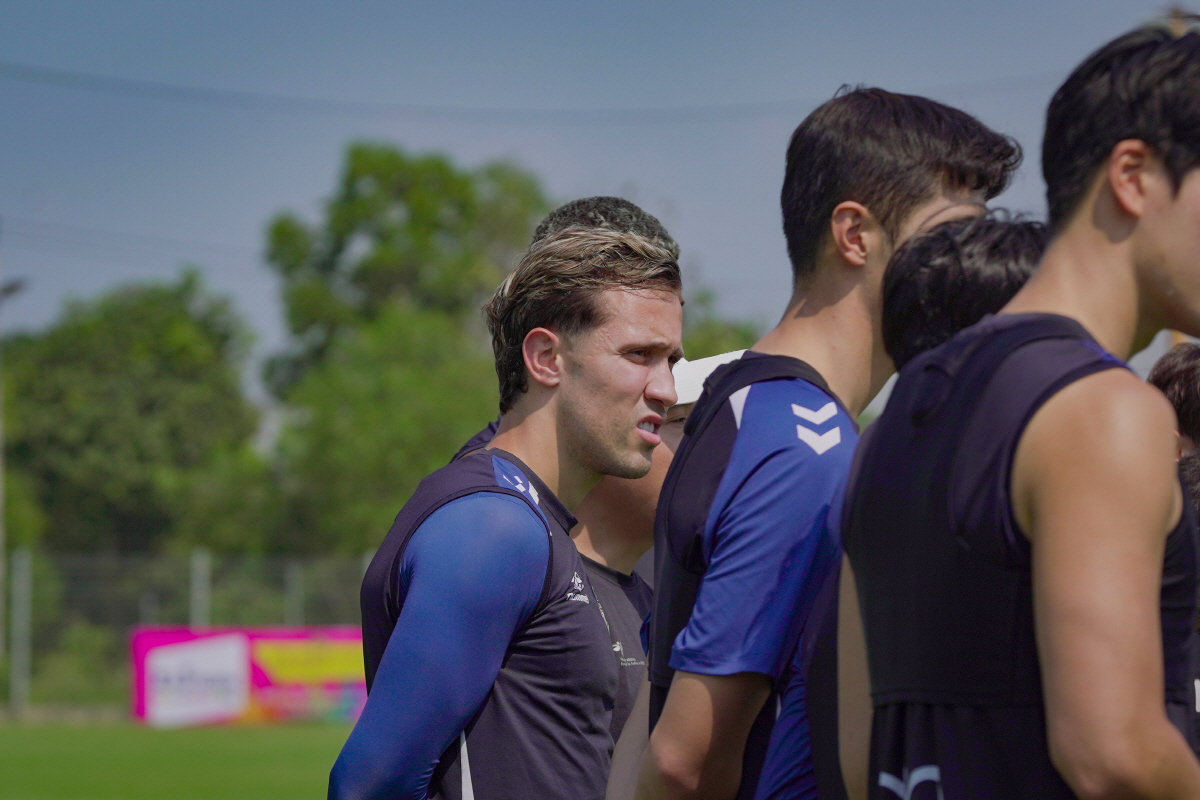 [오피셜]"엠블럼의 가치를 지킨다" 수원FC, 브라질 출신 MF 프리조 …