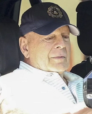 브루스 윌리스, 치매 인식 못하는 상태..아내 “축복이자 슬픔”