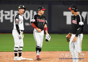 배정대가 시도한 '2루 직진' 금단의 주루, 결국 막혔다 → KBO 
