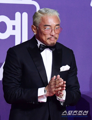 추성훈, 상습 노출 혐의 '쎈캐'...19금 누드집까지 