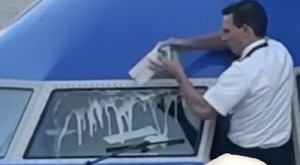 비행기 조종석 창문, 탄산수로 닦는다고? 이유는…