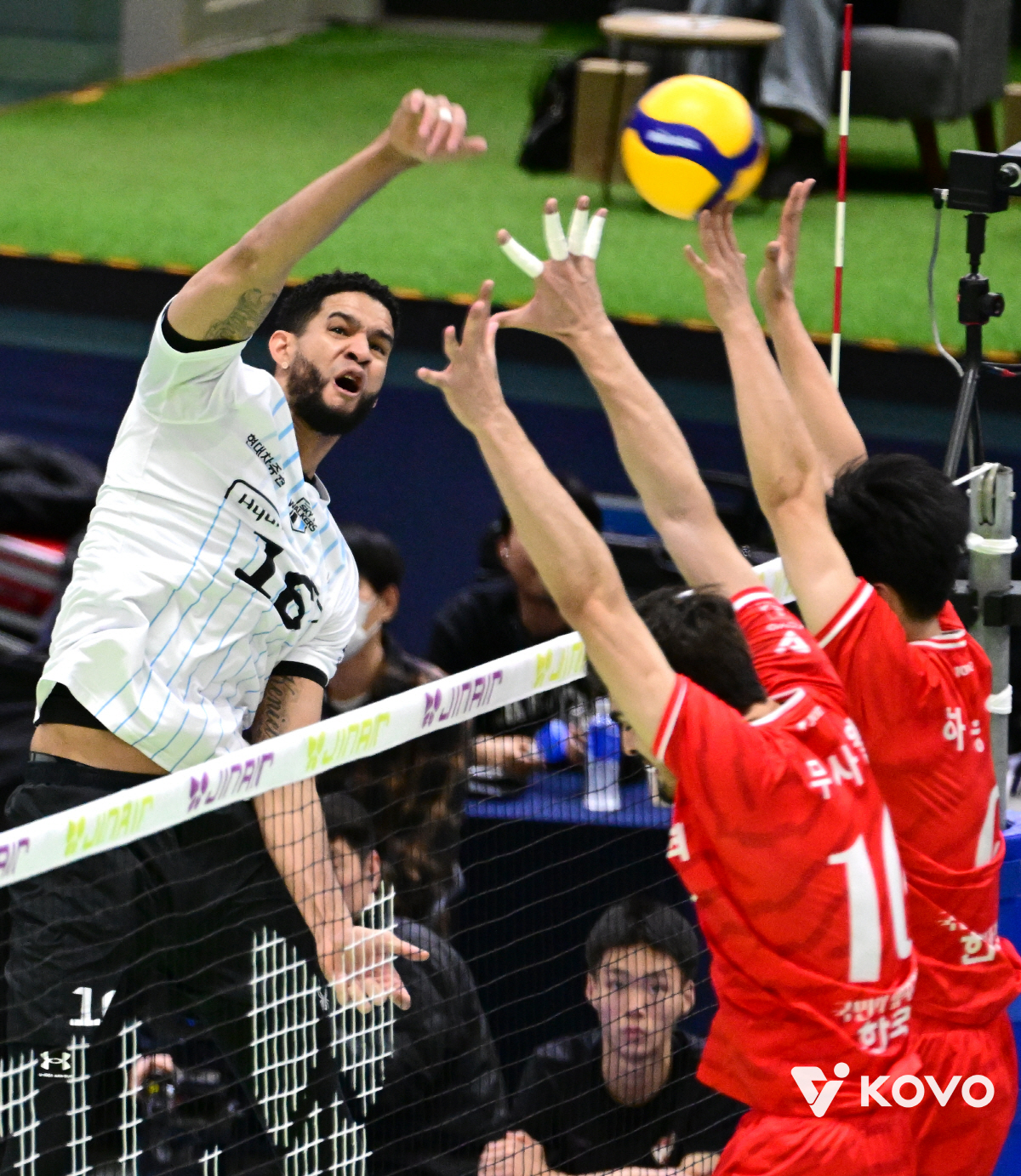 남녀 언더독의 동시반란, 미쳤다! '패패승승승' 봄배구 희망 살린 괴력의…