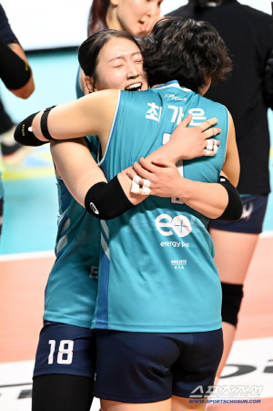 '레베카 막았다' 권민지 마지막 블로킹에 뜨거운 포옹…GS칼텍스, 흥국생명에 리버스 스윕 성공[장충 현장]
